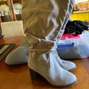 Womens Gray  Knee High Boots Heels Faux Suede Size 9 NEVER WORN - No Box